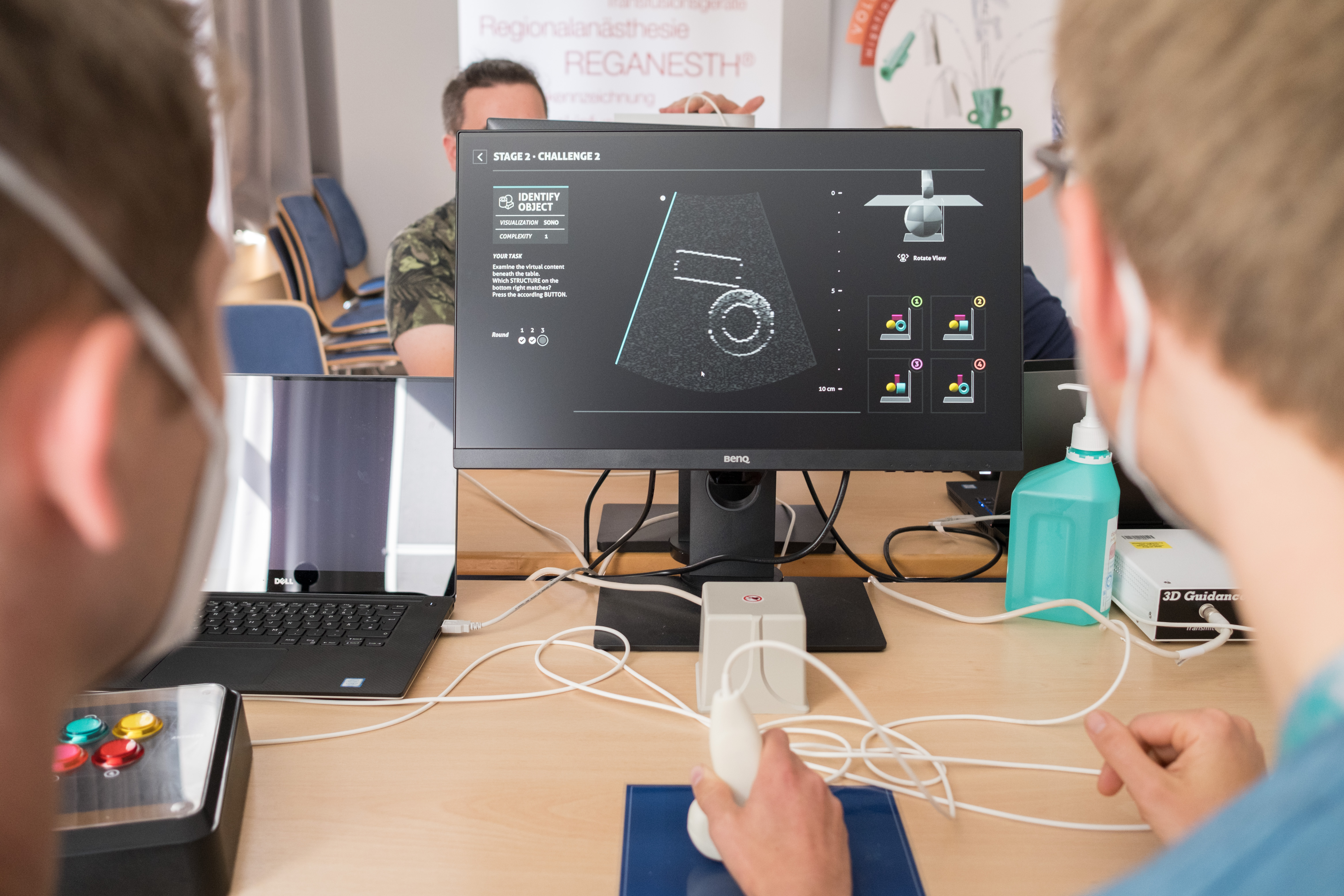 Zwei Personen spielen SonoGame am Desktop